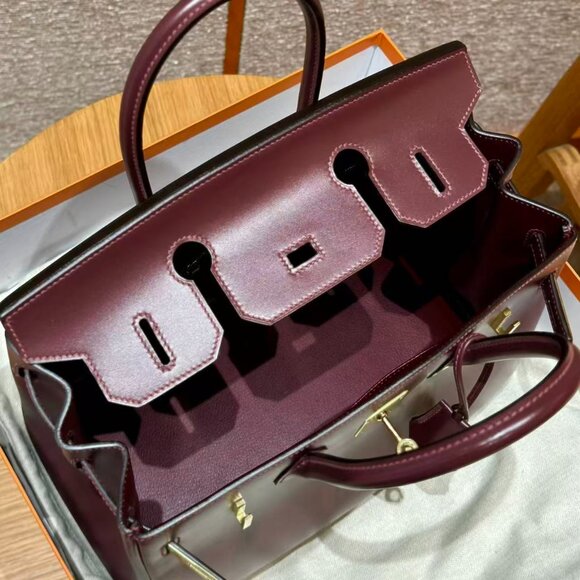 Classic Hermes Bag: A Stylish and Versatile Choice for Elegance - Picture 3 of 6